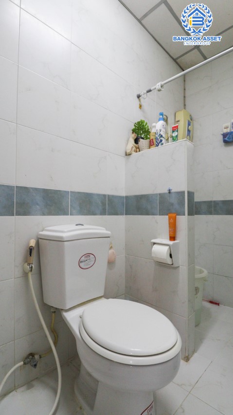 ทาวน์เฮ้าส์มือสองย่านกรุงเทพฯ ม.ซอยสุขสันต์7 กาญจนาภิเษก เนื้อที่มากถึง 22.3 ตร.ว. ฟังก์ชัน 2 ห้องนอน 2 ห้องน้ำ 1 ที่จอดรถ บ้านรีโนเวทแล้ว หลังบ้านกว้างขวาง ทำเลโซนกรุงเทพฯ ชั้นใน ใกล้รถไฟฟ้าสายสีน้ำเงิน "สถานีหลักสอง" ราคาถูกสุดในย่าน!...